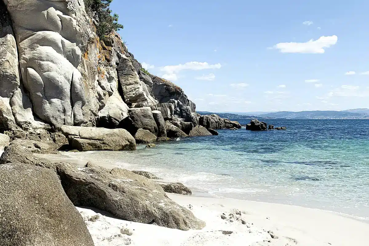 Los 10 mejores destinos en España para una escapada en familia - islas cies pontevedra galicia